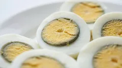 Wat is die grijsgroene ring rond de dooier — is het veilig om zo'n ei te eten